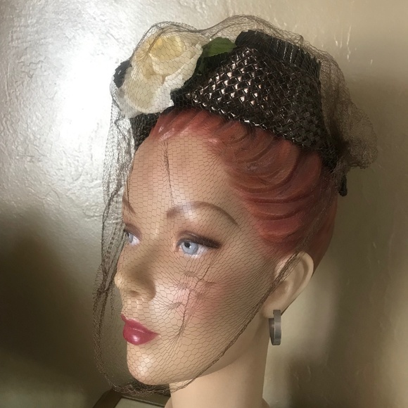 EXQUISITE 1940s\' BROWN METALLIC STRAW FASCINATOR HAT WITH FABRIC ROSES & VEIL main image 14